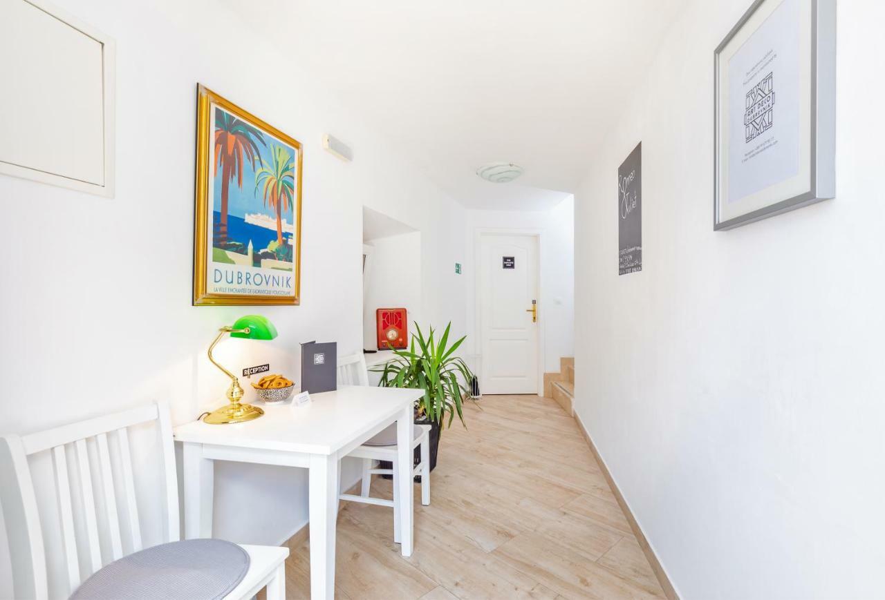 Walls Apartment