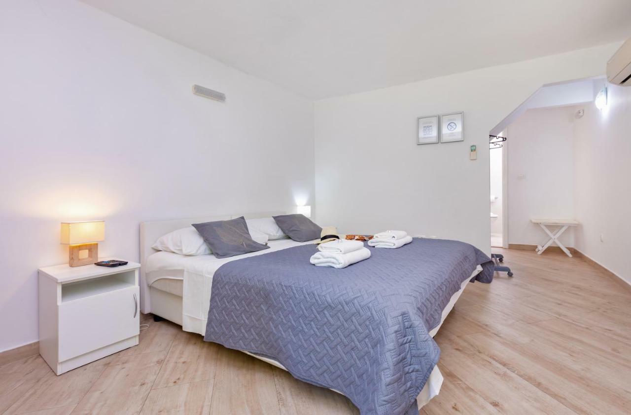 Walls Apartment